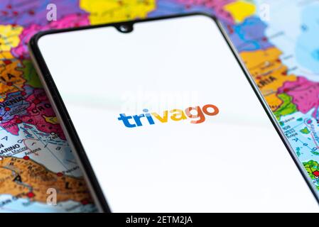 Vilnius, Lituania - 2 marzo 2020: Primo piano dell'app dell'agenzia di viaggi Trivago, icone, logo visualizzati su uno smartphone con una mappa geografica Foto Stock