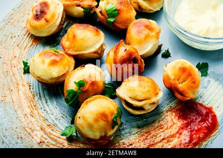 Piatto con gustosi pelmeni arrosto. Gnocchi fritti. Pelmeni russo o gnocchi di carne Foto Stock