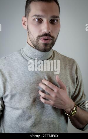 Ritratto di un giovane con una barba corta che sembra sorpreso Foto Stock