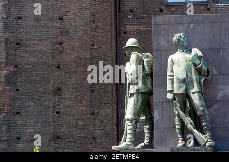 Torino, Italia. 29 Apr 2019. Piemonte, Torino. Monumento a Emanuele Filiberto Duca d`Aosta (comandante della III Armata Italiana non sconfitta nella prima guerra mondiale), Piazza Castello Credit: Agenzia fotografica indipendente/Alamy Live News Foto Stock