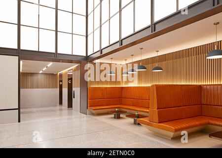 Lobby con ricchi posti a sedere in pelle marrone, grandi pannelli luminosi. Premier Place, City of London, Regno Unito. Architetto: Stiff + Trevillion Architetti, 201 Foto Stock