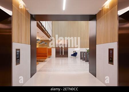 Lobby ascensore con ricchi posti a sedere in pelle marrone, grandi pannelli luminosi. Premier Place, City of London, Regno Unito. Architetto: Stiff + Trevillion Architetti Foto Stock