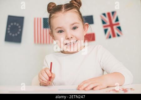 Il bambino impara le lingue straniere. . Foto di alta qualità Foto Stock