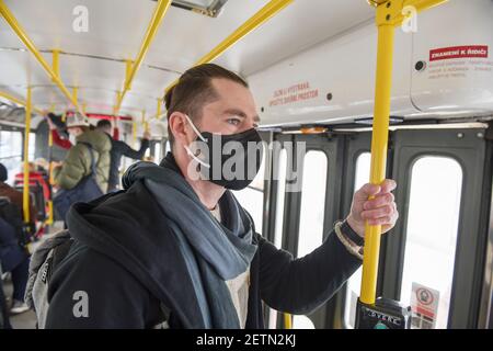 Un uomo che indossa una maschera medica su un tram di Praga durante la pandemia del coronavirus a Praga, Repubblica Ceca, 26 febbraio 2021. (Foto CTK/Vojtech Vlk) Foto Stock