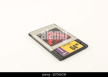 Adattatore PCMCIA Panasonic con scheda CF da 64 MB, isolato su bianco con spazio di copia Foto Stock