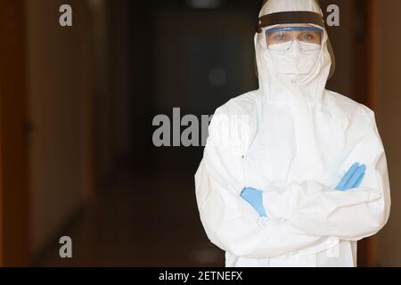 Ritratto del medico in tuta antiplaga protettiva e respiratore Foto Stock