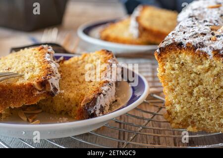 torta di mandorle appena sfornata servita su un piatto. Vista ravvicinata Foto Stock