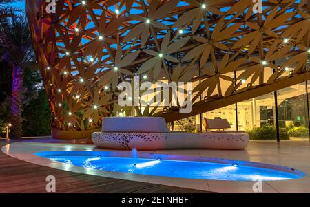 Sharjah, Emirati Arabi Uniti - 13 febbraio 2021: Al Noor Island. L'isola laguna presenta una casa delle farfalle, arte moderna, un padiglione per libri, con caffè e parco giochi. Foto Stock