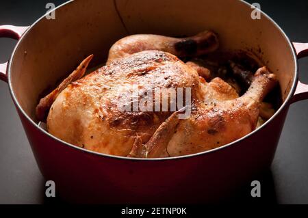 pollo arrosto intero in citronella e latte di cocco, forno olandese Foto Stock