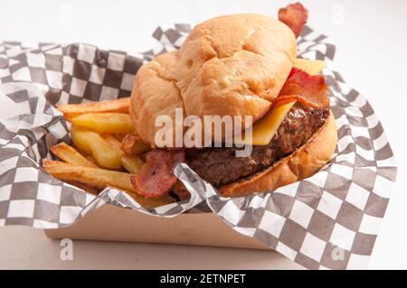 hamburger biologico fresco fattoria con pancetta e formaggio con casa patatine fritte fatte Foto Stock