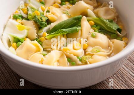 zuppa di tortellini di pollo e formaggio con verdure Foto Stock