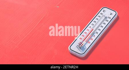 Termometro temperatura zero gradi, clima freddo, stagione invernale. Lo strumento in legno mostra basse temperature in gradi Celsius e Farenheit, colore rosso Foto Stock