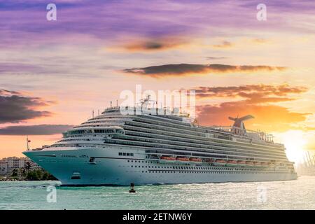 Nave da crociera Carnival Vista a Miami, Florida, USA Foto Stock