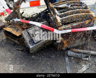 Vecchie cassette di sicurezza rotte, registratori di cassa e cassette di sicurezza, recuperate dalla polizia dal fiume di Berlino Sprea Foto Stock