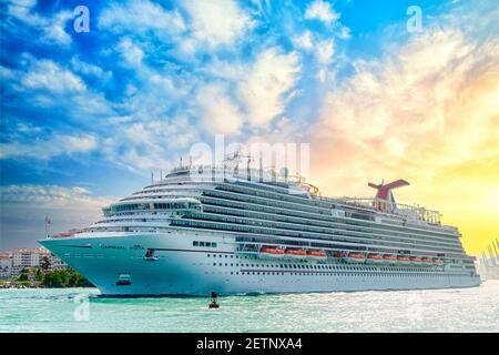 Nave da crociera Carnival Vista a Miami, Florida, USA Foto Stock