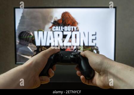 Video gaming con punto di vista. Riproduzione di videogiochi su PlayStation. Call of Duty Warzone Foto Stock