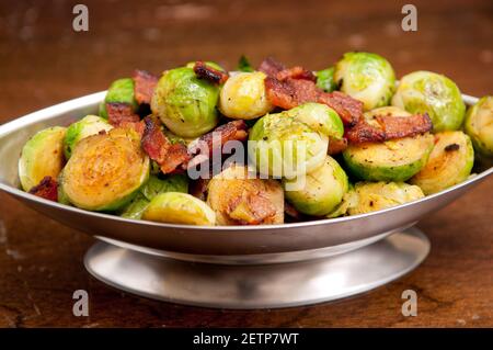 contorno di germogli di bruxelles con pancetta a dadini per una festa Foto Stock