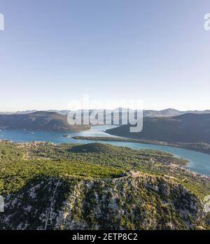 Drone aereo colpo di City Wall di Ston su collina A Mali Ston in Croazia alba estiva Foto Stock