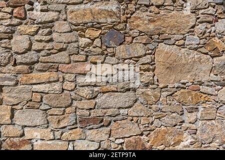 Architetture texture, dettagliate e rustiche di pareti in granito in muratura accoppiato... Foto Stock