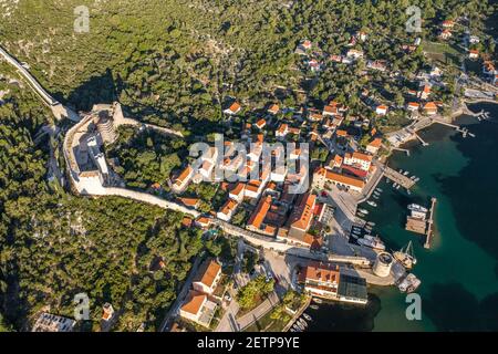 Foto aerea del drone del villaggio di Mali Ston con le mura della città Di Ston a Ragusa vicino Dubrovnik in Croazia alba estiva Foto Stock