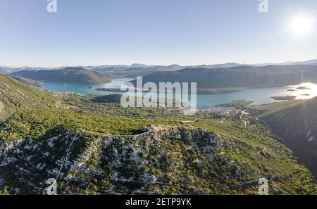 Drone aereo colpo di City Wall di Ston su collina A Mali Ston in Croazia alba estiva Foto Stock