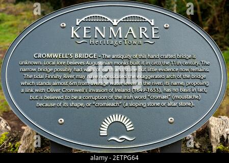 Informazioni sulla città storica di Kenmare e sul Cromwell's Bridge, cartello a Kenmare, County Kerry, Irlanda Foto Stock
