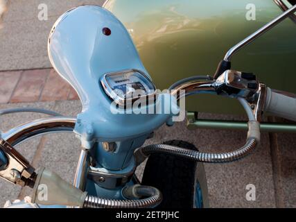 PORTO CERVO, ITALIA - 15 Luglio 2016: Porto Cervo, Italia - 29 Giugno 2016: Piaggio Vespa moto scooter sprint vintage Foto Stock