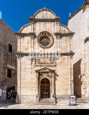 Dubrovnik, Croazia - 20 agosto 2020: Facciata anteriore della chiesa di San Salvatore nella città vecchia Foto Stock