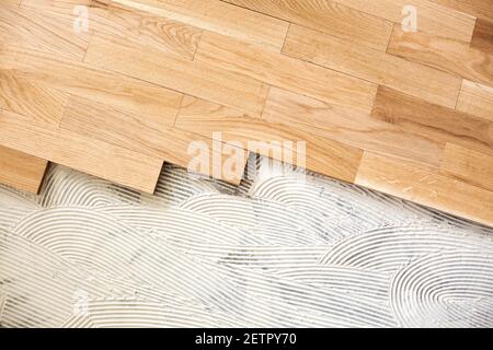 Una closeup di miscela di sottopavimento e le piastre di parquet assemblate in l'ambiente di lavoro Foto Stock