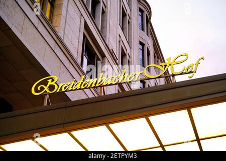 Logo d'ingresso dell'hotel di lusso a 5 stelle „Breidenbacher Hof" su Königsallee. L'hotel ha una tradizione di oltre 200 anni. Foto Stock