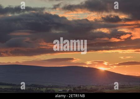 Tramonto su Cold Fell, Geltsdale e le colline adiacenti, visto da Plenmeller Common, Northumberland, Regno Unito Foto Stock