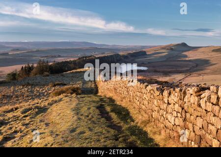 La vista verso ovest verso Crag Lough da Hotbank, Hadrian's Wall, Northumberland, Regno Unito Foto Stock