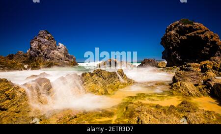 Formazione rocciosa lungo la spiaggia di Camel Rock Foto Stock