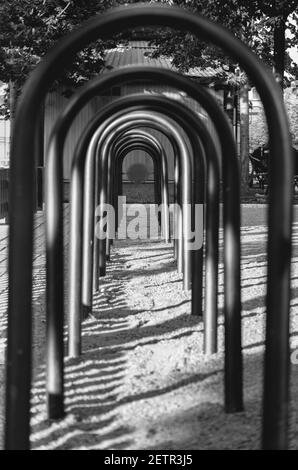 Vista astratta del posto di parcheggio delle biciclette, in bianco e nero Foto Stock