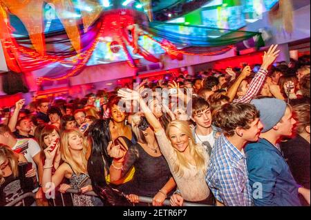 Brighton, 28 ottobre 2010: I Clubbers si godono una serata fuori al nightclub Oceana di Brighton Foto Stock