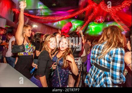 Brighton, 28 ottobre 2010: I Clubbers si godono una serata fuori al nightclub Oceana di Brighton Foto Stock