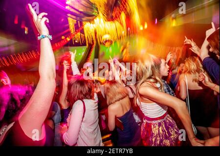 Brighton, 28 ottobre 2010: I Clubbers si godono una serata fuori al nightclub Oceana di Brighton Foto Stock