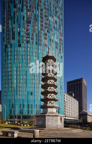 Il Radisson Blu Hotel, punto di riferimento del centro di Birmingham, è un edificio alto e contemporaneo Hotel con una facciata di vetro e di fronte ad un Cinese Pagoda Foto Stock