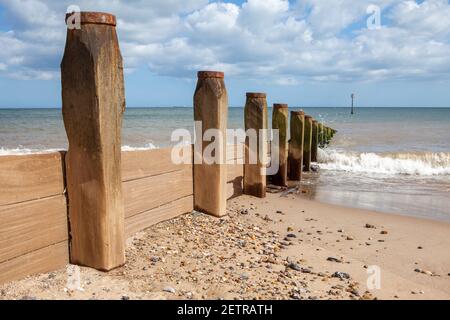 Un groyne di legno sulla spiaggia di Hornsea nello Yorkshire orientale costa Foto Stock