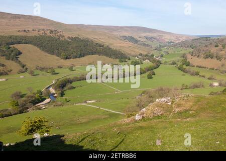 Vista di Hubberholme e Upper Wharfedale nel Yorkshire Dales Parco Nazionale vicino a Buckden Foto Stock