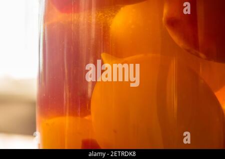 pomodori sottaceto multicolore in un vaso di vetro, guardaroba Foto Stock