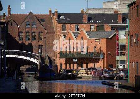 Punto di riferimento del centro di Birmingham, il Felson's cocktail Lounge sulla Birmingham Canal Old passando sotto Broad Street Foto Stock