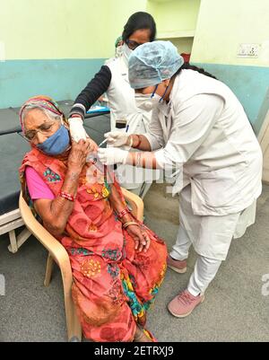 Beawar, Rajasthan, India, 2 marzo 2021: Una donna anziana che sta somministrando il vaccino COVID-19, durante un'unità di inoculazione a livello nazionale, all'ospedale governativo di Beawar. La seconda fase della campagna di vaccinazione di Covid-19 è iniziata per le persone di età pari o superiore a 60 anni. Il primo ministro indiano Narendra modi, di 70 anni, ha ricevuto la sua prima dose di vaccino Corona all'AIIMS di Nuova Delhi lunedì. Credit: Sumit Saraswat/Alamy Live News Foto Stock