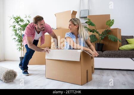Soddisfazione della giovane coppia dopo l'acquisto di una nuova casa Foto Stock