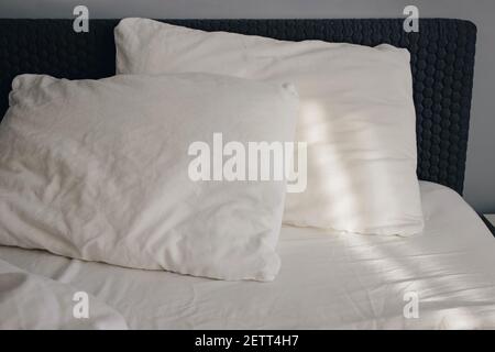 Primo piano di cuscini bianchi con luce del mattino. Foto Stock