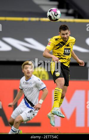 Da sinistra a destra Ritsu DOAN (BI) e Raphael GUERREIRO (DO), azione, duelli, header, header duello, Calcio 1 Bundesliga, 23° giorno di festa, Borussia Dortmund (DO) - Arminia Bielefeld (BI) 3: 0, il 27 febbraio 2021 a Dortmund / Germania. Foto: Anke Waelischmiller / SVEN SIMON / POOL le normative DFL vietano qualsiasi uso di fotografie come sequenze di immagini e / o quasi-video n. solo per uso editoriale National and International News Agency OUT ¬ | usage worldwide Foto Stock