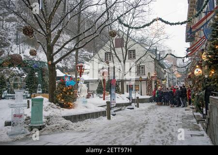 Giornata invernale nel quartiere Petit Champlain di Quebec City, Canada. I turisti passeggiano per le strade del quartiere Foto Stock