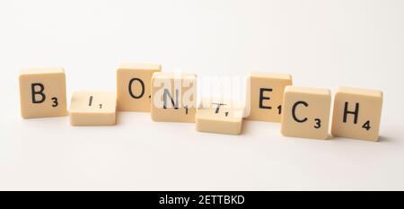 Coronavirus pandemic tema scrabble piastrelle di parola di gioco su un bianco sfondo Foto Stock