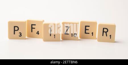 Coronavirus pandemic tema scrabble piastrelle di parola di gioco su un bianco sfondo Foto Stock