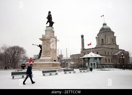 Samuel de Champlain statua in Quebec City sotto la neve pesante Foto Stock